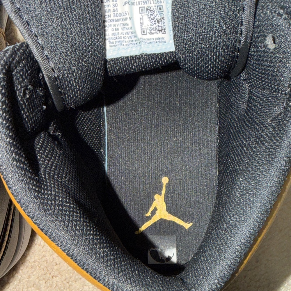 Nike Men's Black and Gold Air Jordan Sneakers - Picture 6 of 8